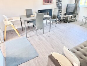 Living area - Lovely family friendly 2 -bedroom apartment , Earley, Reading ,allocated parking (Earley)