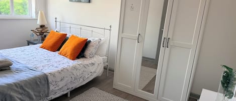 2 makuuhuonetta, silitysrauta/-lauta, ilmainen Wi-Fi, vuodevaatteet