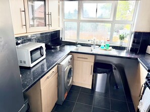 Private kitchen - Lovely family friendly 2 -bedroom apartment , Earley, Reading ,allocated parking (Earley)
