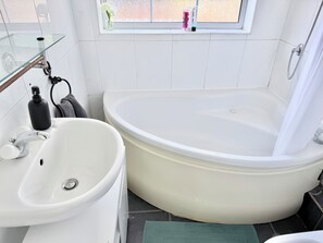 Bathroom - Lovely family friendly 2 -bedroom apartment , Earley, Reading ,allocated parking (Earley)