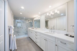 Bathroom - Spacious 3-bedroom condo with huge Gulf and Sunset views in Naples, Florida (Naples)