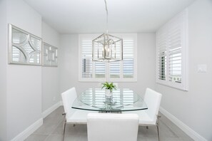 Dining - Spacious 3-bedroom condo with huge Gulf and Sunset views in Naples, Florida (Naples)