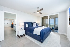 Room - Spacious 3-bedroom condo with huge Gulf and Sunset views in Naples, Florida (Naples)