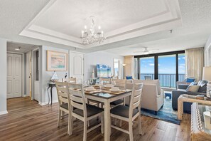 Condo, varias camas, balcón, vista al océano (Watercrest 1204) | Interior
