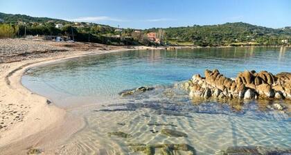 Villa avec plage Ă 5min Ă pied, vue mer, piscine, baie dâAjaccio, Corse du sud.