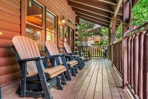 Terrace/patio - 1/2 Mile to Parkway*3 BR*Hot Tub*Games*Comm. Pool (Pigeon Forge)