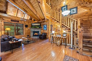 TV, fireplace - 1/2 Mile to Parkway*3 BR*Hot Tub*Games*Comm. Pool (Pigeon Forge)