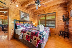 3 bedrooms, desk, iron/ironing board, travel cot - 1/2 Mile to Parkway*3 BR*Hot Tub*Games*Comm. Pool (Pigeon Forge)