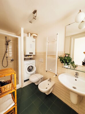 Shower, hair dryer, bidet, towels - Barocco Art House - Elegant apartment with terrace in Martina Franca (Martina Franca)