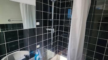 Comfort-Einzelzimmer | Badezimmer | Haartrockner, Handtücher, Seife, Shampoo