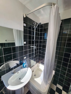 Comfort Single Room | Bathroom | Hair dryer, towels, soap, shampoo - The Limes Hotel (Market Rasen)