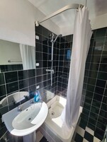 Comfort Single Room | Bathroom | Hair dryer, towels, soap, shampoo