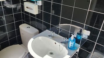 Comfort Single Room | Bathroom | Hair dryer, towels, soap, shampoo