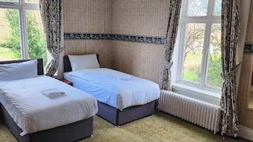 Standard Triple Room | Desk, free WiFi