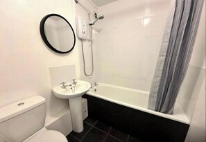 Bathroom - Central Canterbury 1BR | Near Cathedral & Westgate (Kent)