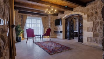 Royal Suite | Desk, laptop workspace, free WiFi