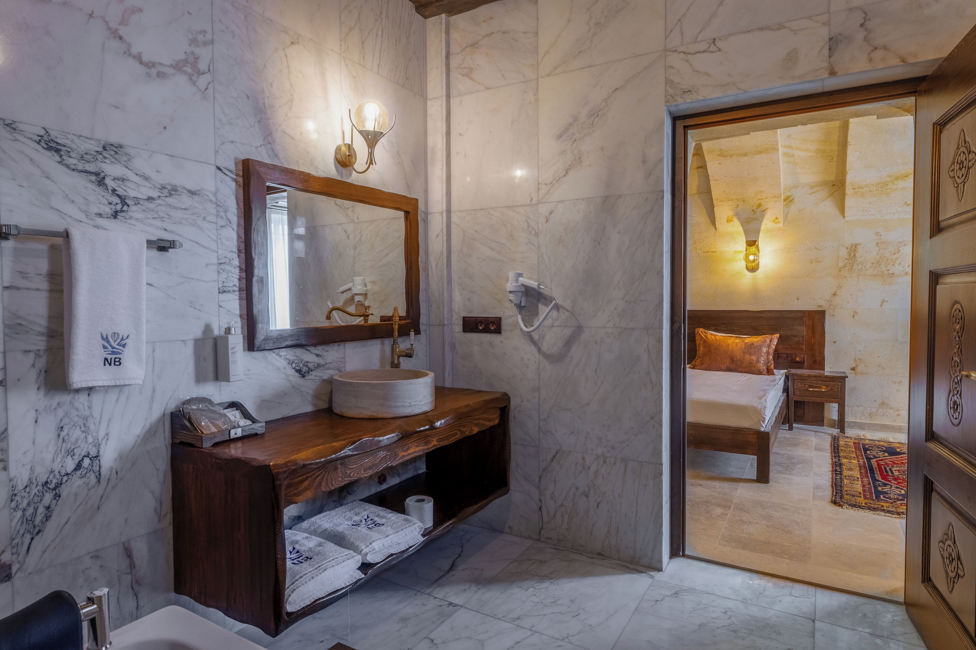 Traditionele Twin kamer | Badkamer | Gratis toiletartikelen, een haardroger, handdoeken, zeep