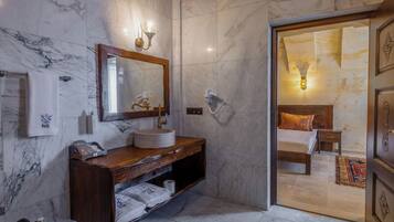 Traditionele Twin kamer | Badkamer | Gratis toiletartikelen, een haardroger, handdoeken, zeep