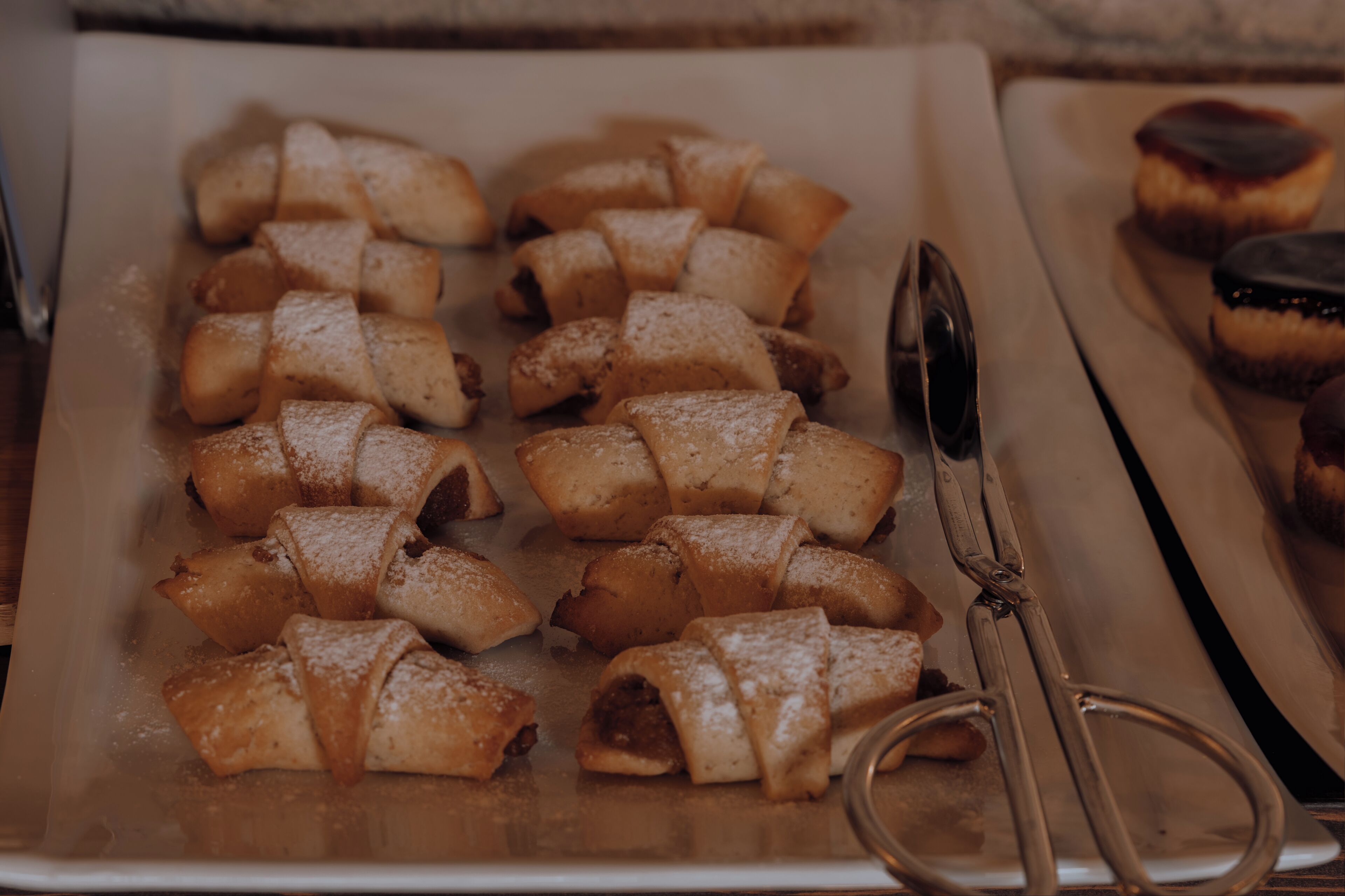 Un plateau de viennoiseries sur une table.