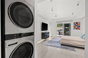 1 bedroom, iron/ironing board, WiFi, bed sheets - Designer Luxury Suite Near Beach - Luma Naples (Naples)