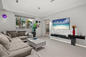 Living area - Designer Luxury Suite Near Beach - Luma Naples (Naples)