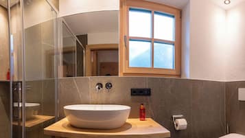 Deluxe Suite, Balcony, Mountain View | Bathroom