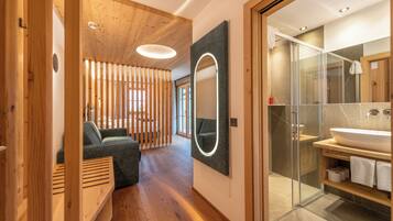Deluxe-Suite, Balkon, Bergblick | Badezimmer