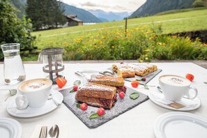Outdoor dining - Berghotel Johanneshof (Anterselva di Mezzo)