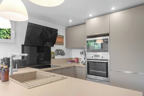 Fridge, microwave, oven, dishwasher - Family home residence Calm & Swimming pool Mougins (Mougins)