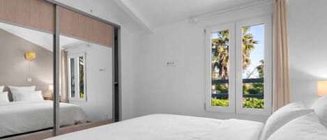 Bügeleisen/Bügelbrett, Reisekinderbett, kostenloses WLAN, Bettwäsche