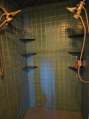 Whirlpool, Haartrockner, Handtücher, Seife