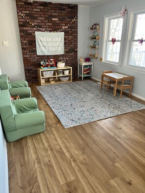 Children’s area - 10 Minutes from World Cup Boston Stadium 4 Bedroom Lake view house with yard (Wrentham)