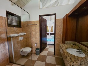 Een haardroger, handdoeken, zeep, toiletpapier