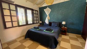 3 habitaciones, tabla de planchar con plancha, cuna de viaje y wifi