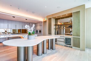 Unclassified image, 4 of 22, button - Luxury DTLA Skyline Residence (Los Angeles)