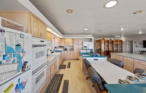 Microwave, oven, stovetop, dishwasher - Making Memories By The Sea: Adorable 4-Bedroom House Family & Pet Friendly. (Bandon)