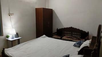 Quarto casal básico, vista para a cidade