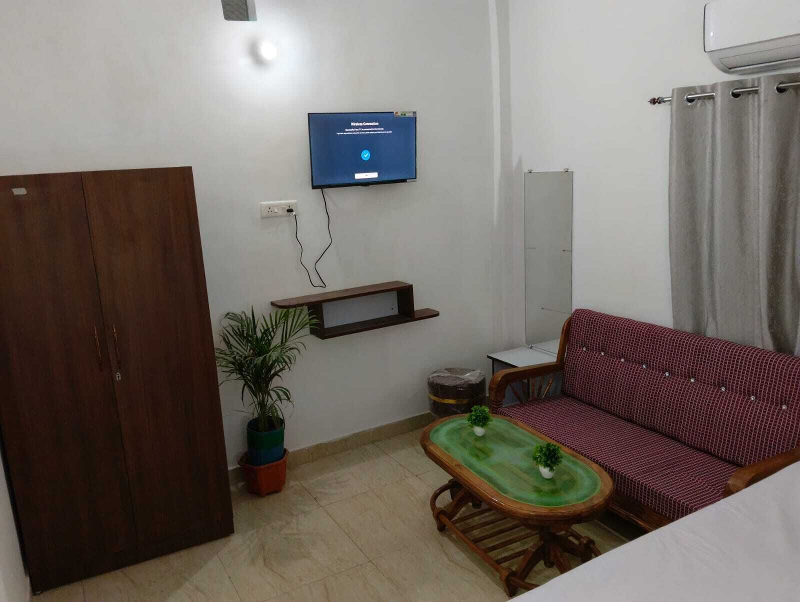 Comfort Suite, Balcony, City View | Living area | Computer monitors, printers