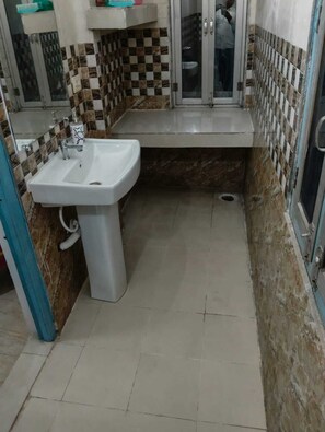 Double or Twin Room, Balcony, City View | Bathroom