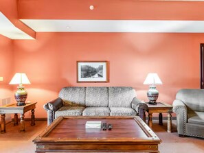 Living area - Riverbend Escape - Jacuzzi / Sleep 14 Family Friendly! (Wisconsin Dells)