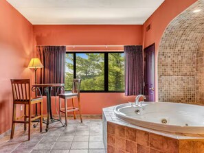 Interior - Riverbend Escape - Jacuzzi / Sleep 14 Family Friendly! (Wisconsin Dells)