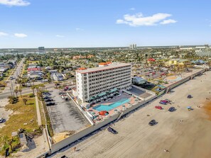 Exterior - The Wave: Lux Beach Studio~Pool~Spa~PacMan~Sleeps4 (Daytona Beach)