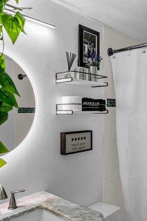 Hair dryer, towels, soap, toilet paper - The Wave: Lux Beach Studio~Pool~Spa~PacMan~Sleeps4 (Daytona Beach)