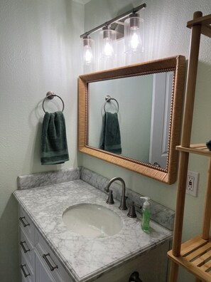 Bathroom - Holly House in Sequim (Sequim)