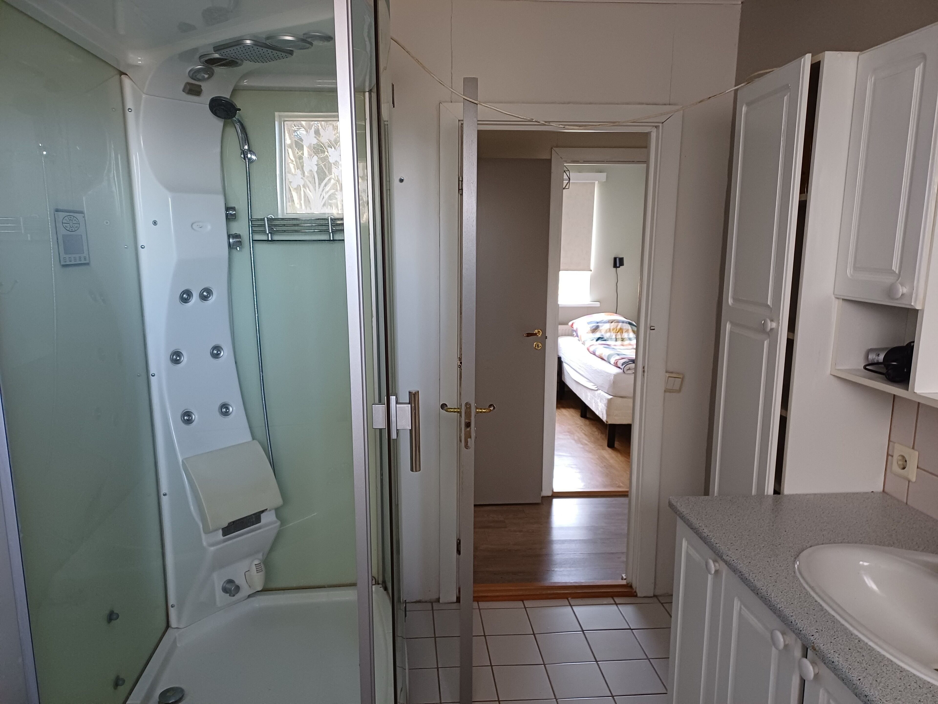 Séchoir à cheveux, serviettes fournies, savon, papier de toilette