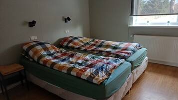 4 bedrooms, internet, bed sheets