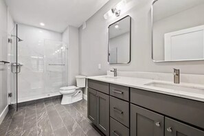Shower, hair dryer, towels, soap - Ski-In Cranmore Condo, Fireplace & Pool/Hot Tub (Conway)
