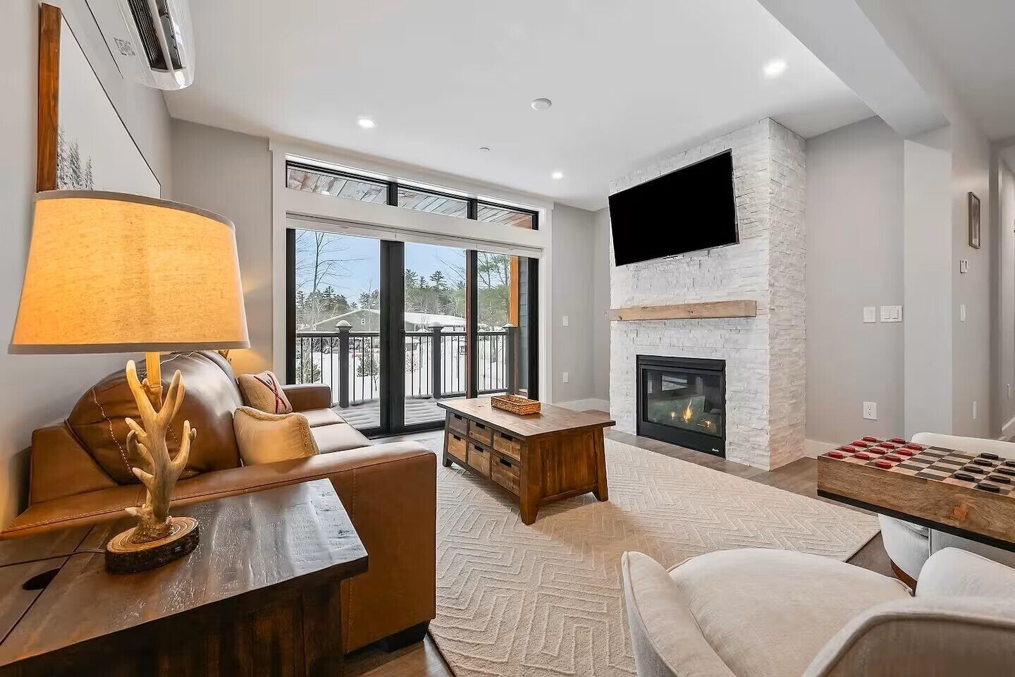 Smart TV, fireplace