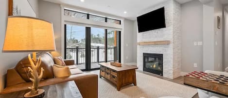 Smart TV, fireplace