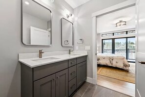 2 bedrooms, WiFi, bed sheets - Ski-In Cranmore Condo, Fireplace & Pool/Hot Tub (Conway)